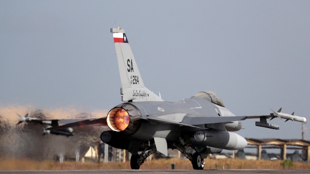 美军F-16战机。 路透社