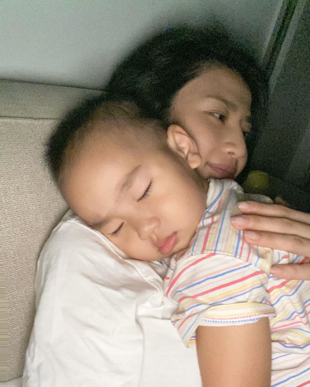 两日冇见，伯伯见到妈咪黐住唔肯放。