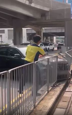私家車撞欄，司機棄車而逃。被撞巴士的車長落車查看。兩男一女截停疑為棄車而逃的男司機。Threads@coieleee