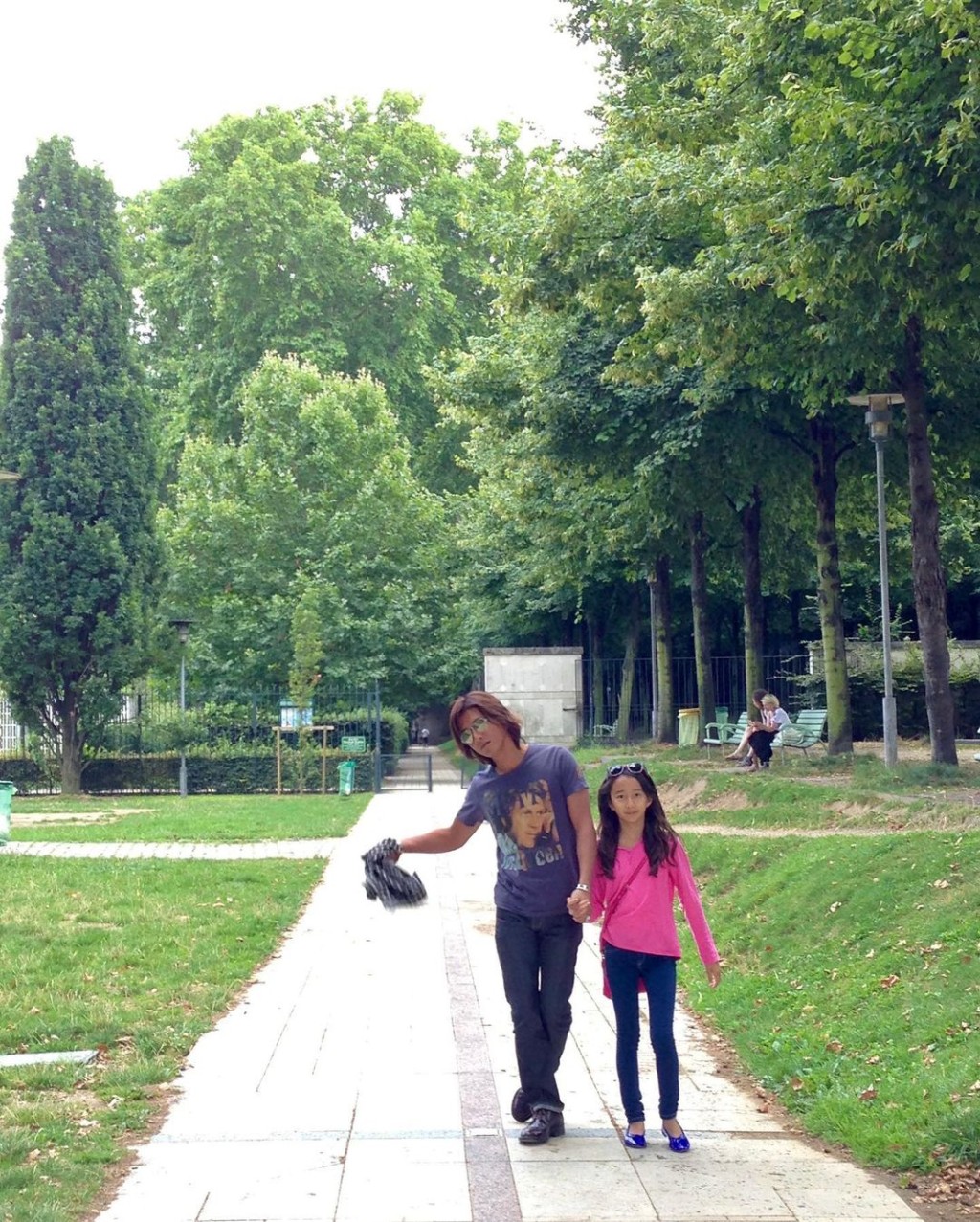 木村拖着心美到公園遊玩，盡顯慈父的一面。