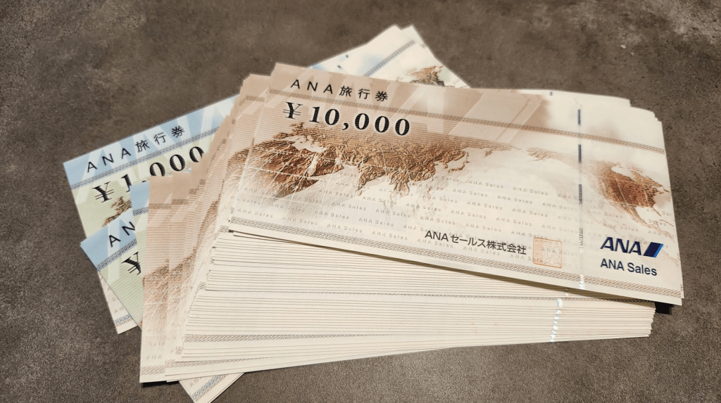 這疊承載著兩人夢想的旅遊券，竟然早在10年前就已過期，全部淪為無法使用的廢紙，粗估損失高達50萬日圓（約2.5萬港元）。
