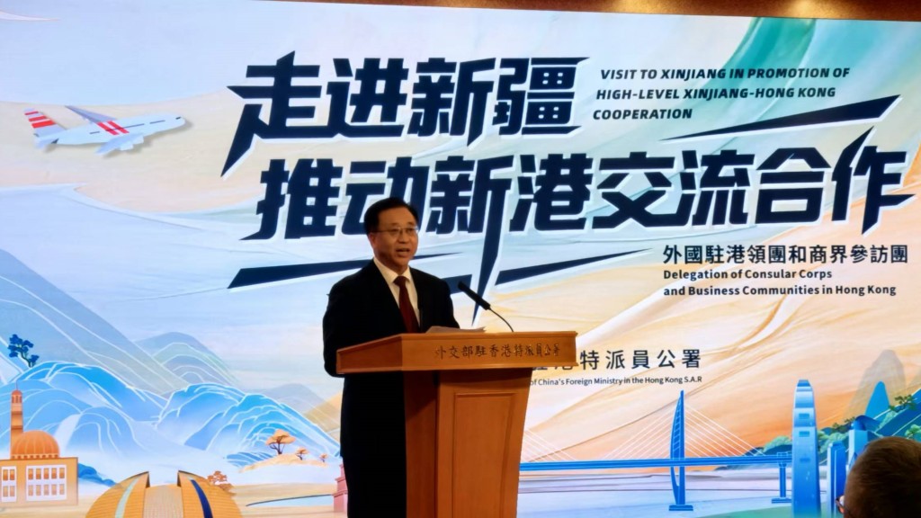 外交部駐港公署率多國領事及商界赴新疆交流 崔建春︰深入感受新疆開放自信發展活力
