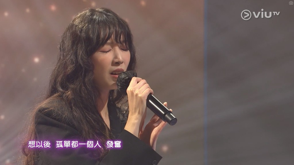 赵颂茹在ViuTV音乐节目《Chill Club》中献唱代表作《大孩子》。