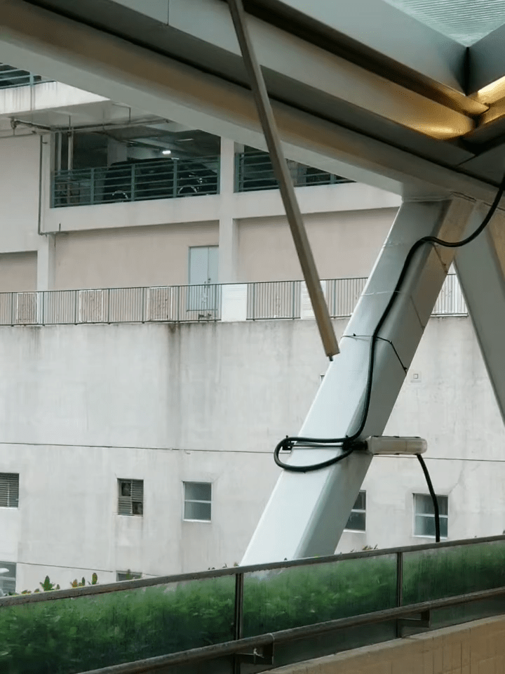 屋苑露天部分被暴風吹爛 屋苑露天部分被暴風吹爛