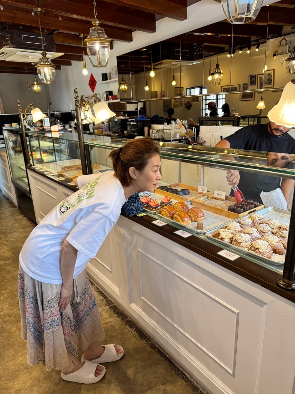 在檳城一間麵包店內，張可頤專心挑選甜品，但其纖瘦的手臂及手背青筋卻成為焦點。