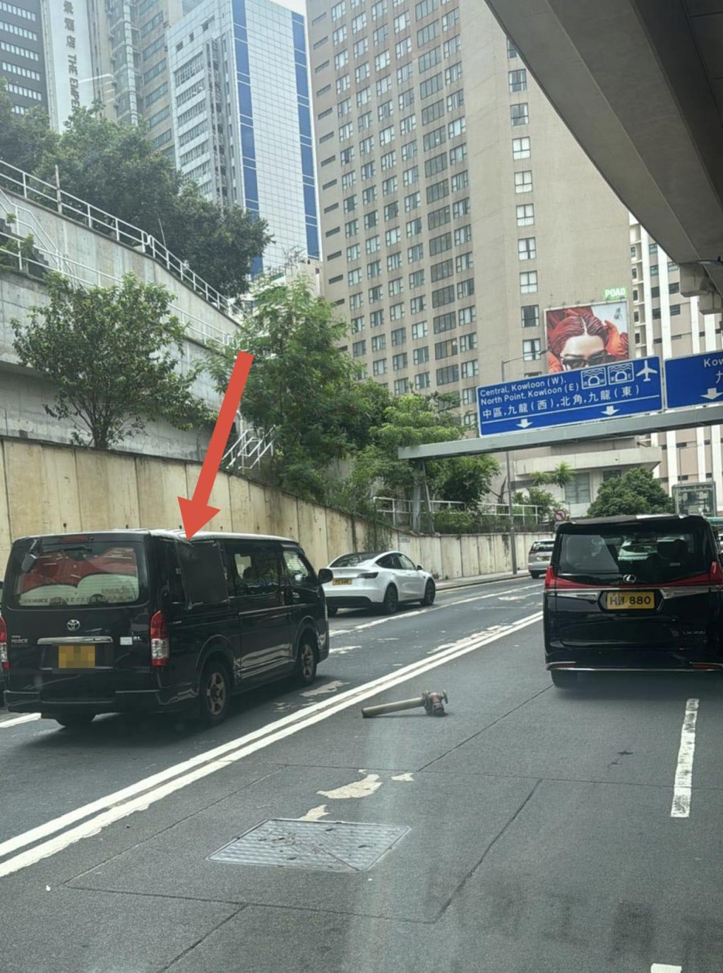 一個消防栓從天而降擊中客貨車車頂。網上圖片