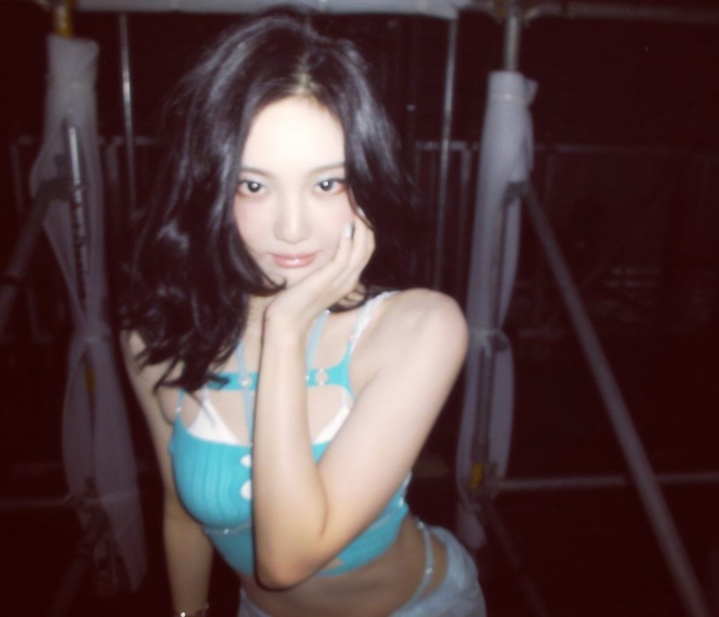 Ningning今日在社交網分享昨晚演出的花絮照。