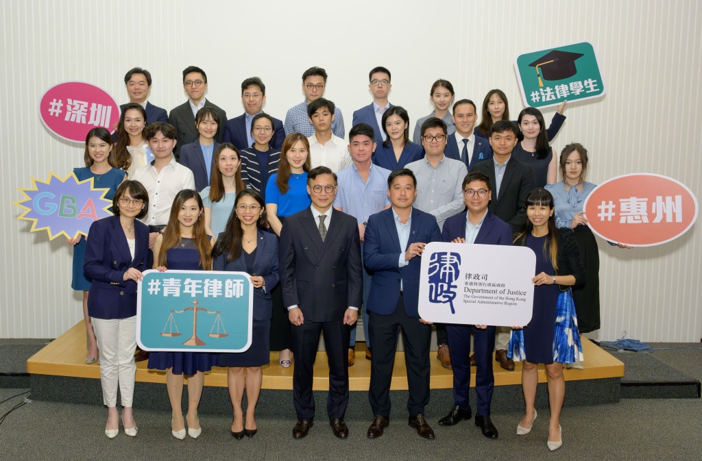 张国钧(中)本月初率领首个青年法律业界及法律学生代表团考察惠州。