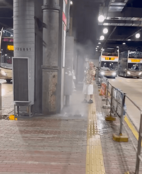沙田新城市廣場地下巴士總站內的一個坑渠蓋出現嚴重倒灌,積水如同噴泉般從渠口不斷瘋狂噴湧而出。Threads@iamhugooooo0108 沙田新城市廣場地下巴士總站內的一個坑渠蓋出現嚴重倒灌,積水如同噴泉般從渠口不斷瘋狂噴湧而出。Threads@iamhugooooo0108