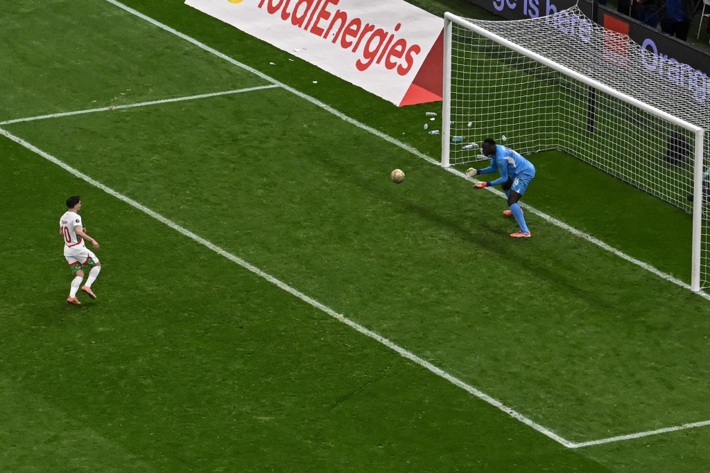 戴亚斯操刀，皮球被文迪企定定一抱入怀。法新社