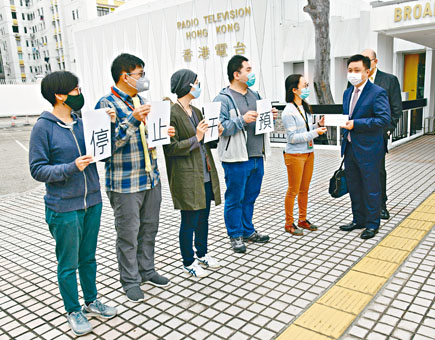 ■陳建強(右一)表示,希望廣播處長嚴謹處理投訴,全盤考慮各方意見。