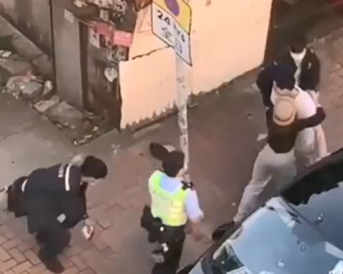 3名警員於元朗打擊違泊期間遭一名男子襲擊。網上片段截圖