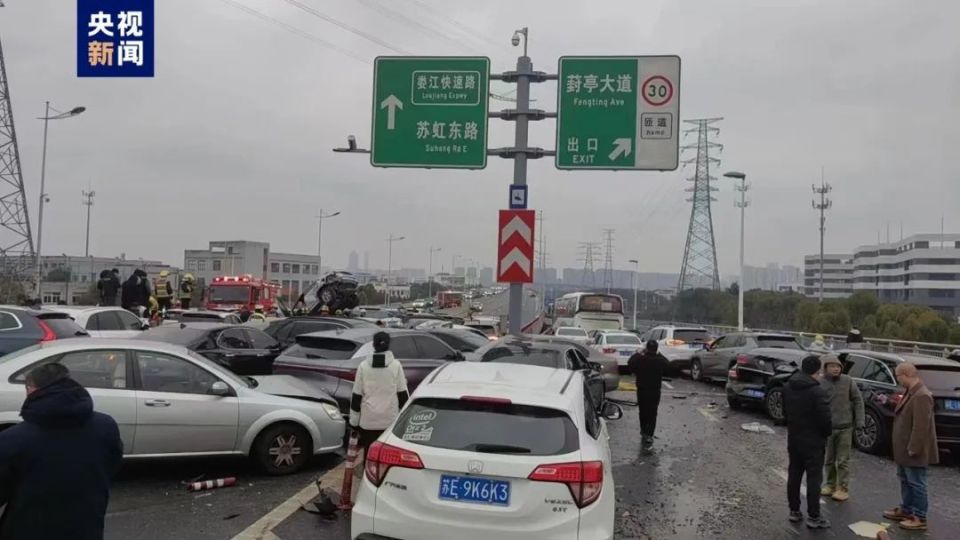 蘇州發生百車相撞，幸僅有輕傷。
