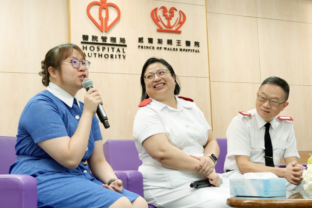 郑咏曦（左）表示，感到自己传承了使命，经常提醒自己要做一个出色的护士。刘骏轩摄