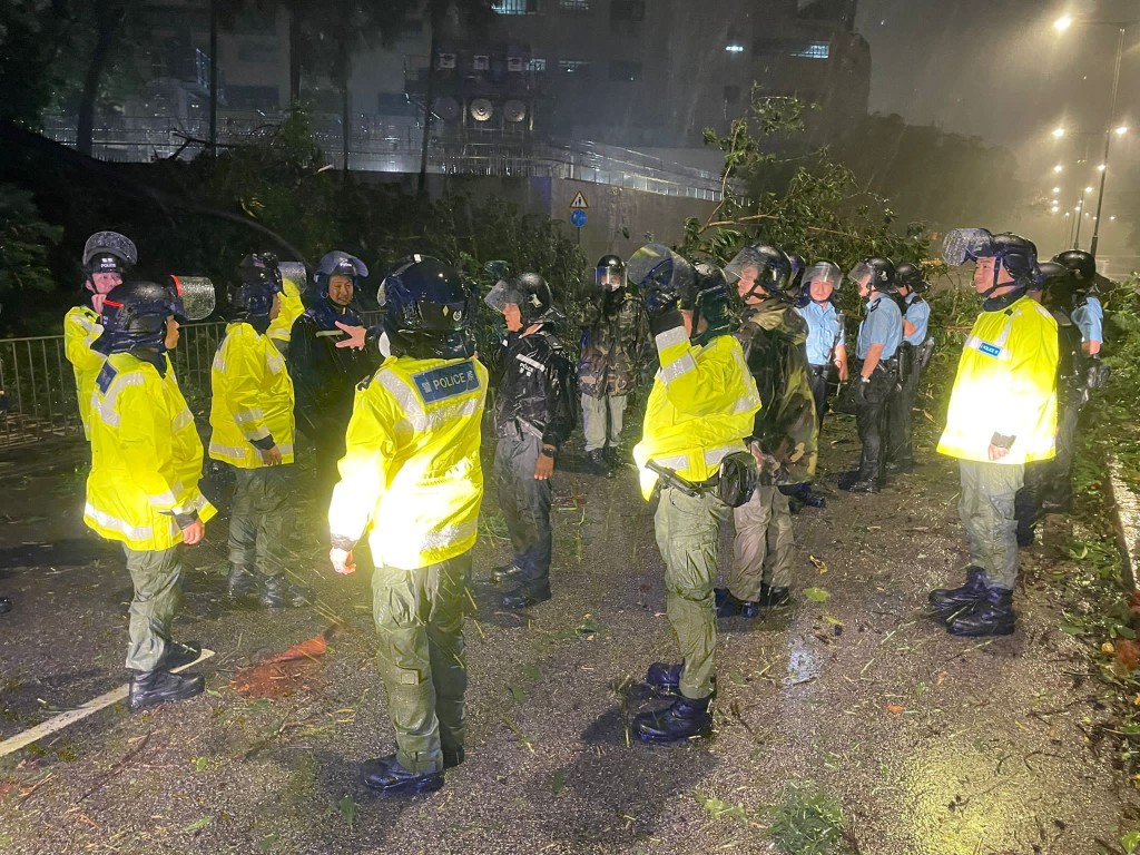 警队联同其他政府部门无惧飓风保障市民生命财产。香港警察fb