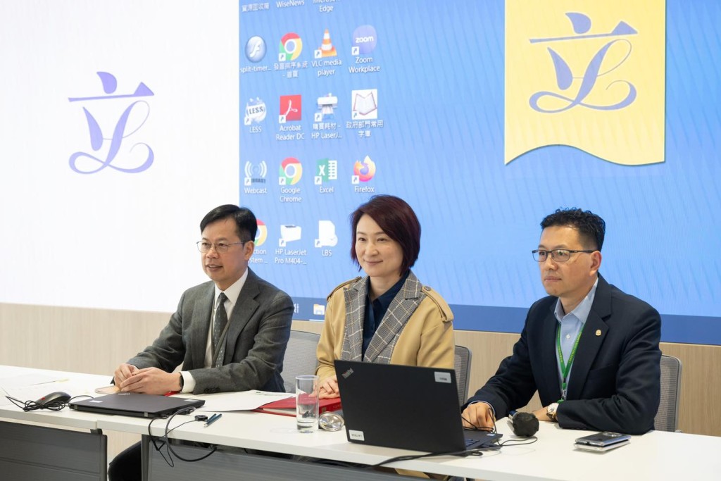 李慧琼上任後即搞搞新意思,舉行立法會首次內部工作交流會,坐在其身旁的是「總協調人」陳振英與吳秋北。李慧琼fb圖片 李慧琼上任後即搞搞新意思,舉行立法會首次內部工作交流會,坐在其身旁的是「總協調人」陳振英與吳秋北。李慧琼fb圖片