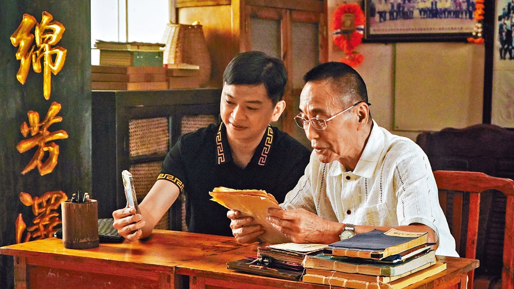 鄭潤奇(左)為還清巨債,赴泰國尋找阿公王彥桐。 鄭潤奇(左)為還清巨債,赴泰國尋找阿公王彥桐。