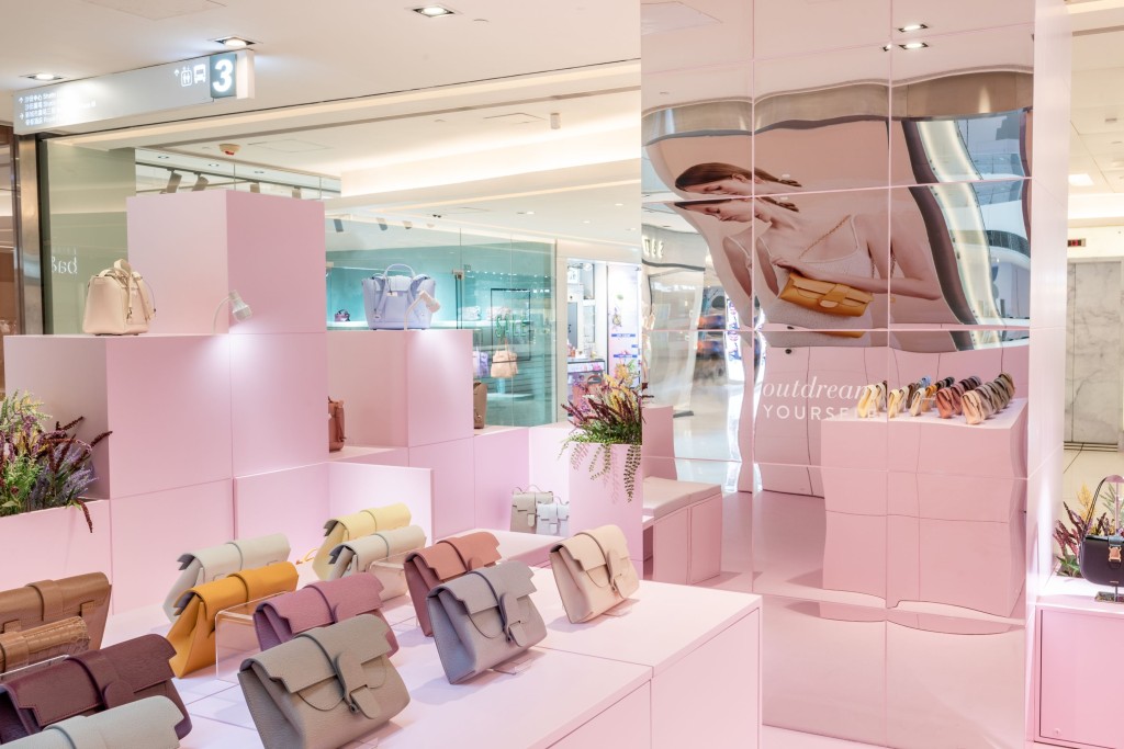 快閃店採用清新柔和的年度Pantone薰衣草紫色調,營造優雅時尚的氛圍。