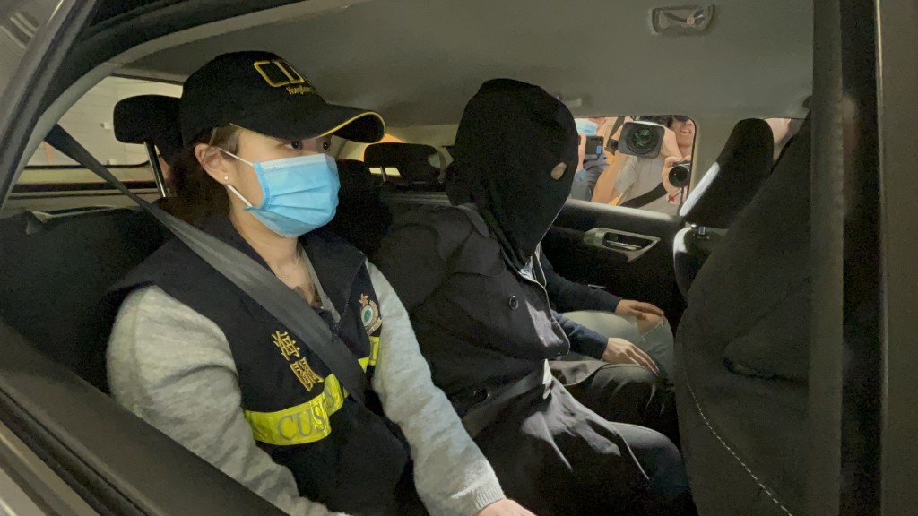 海关拘捕两名涉嫌贩毒的抵港外籍女子。杨伟亨摄