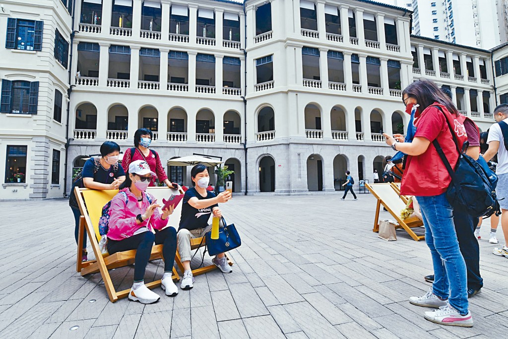 社交距離措施放寬後首個周末，本地遊成團出發，其中一團景點包括中環大館、元創方和獅子山公園。