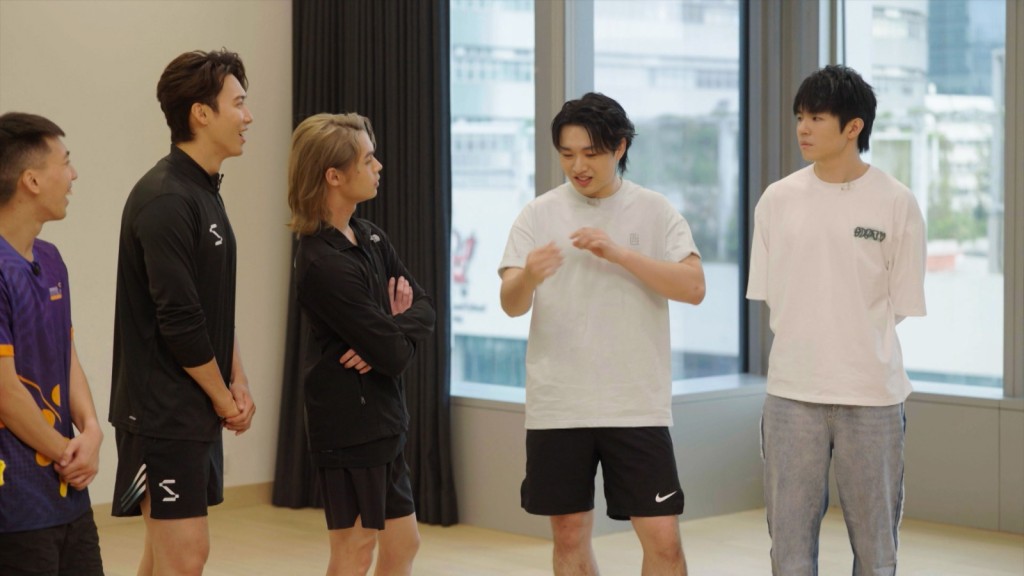 四位主持穿梭不同地方角落搵「世一」。