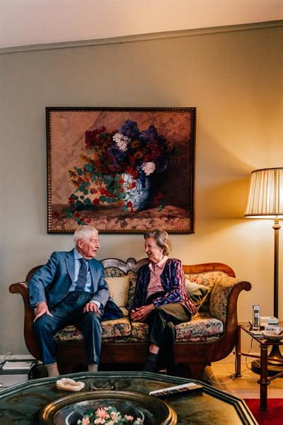 荷兰93岁前首相范阿赫特，与妻子尤金妮牵手接受安乐死。Radboud Universiteit
