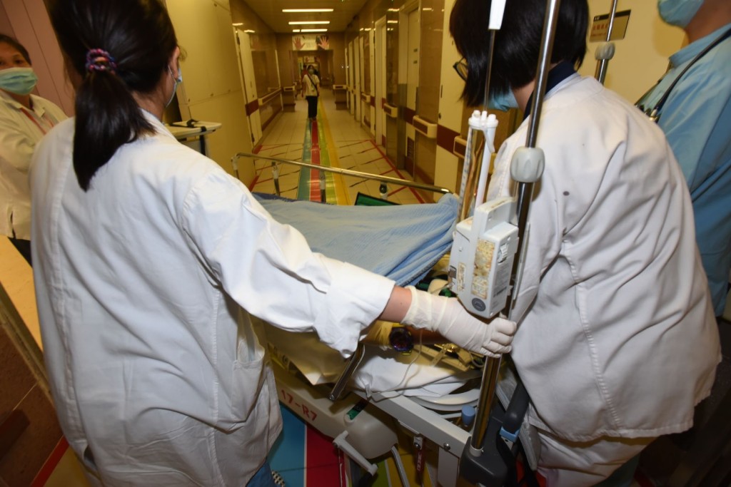 藍田私家車撞倒一對過馬路父子