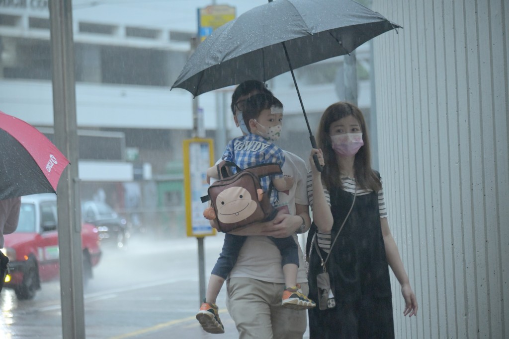 天文台指未来9天均有几阵骤雨，部分时间局部地区更可能有雷暴。陈极彰摄