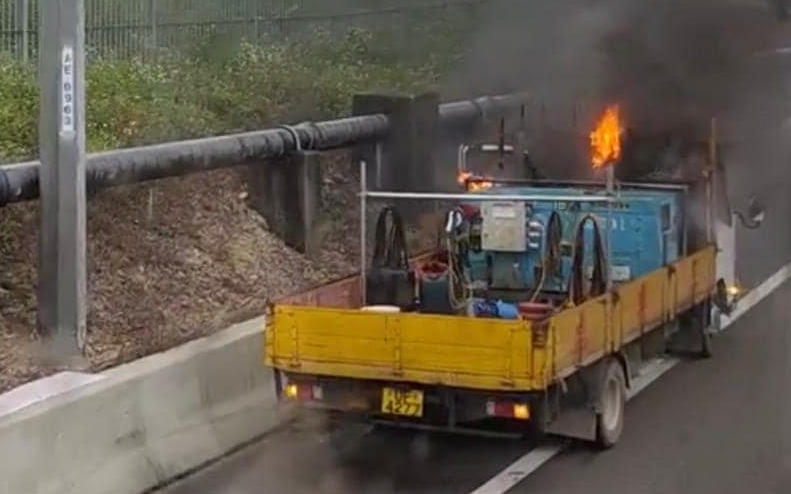 貨車上的建築材料起火，司機將車停在路邊報警。fb「香港突發事故報料區」圖片