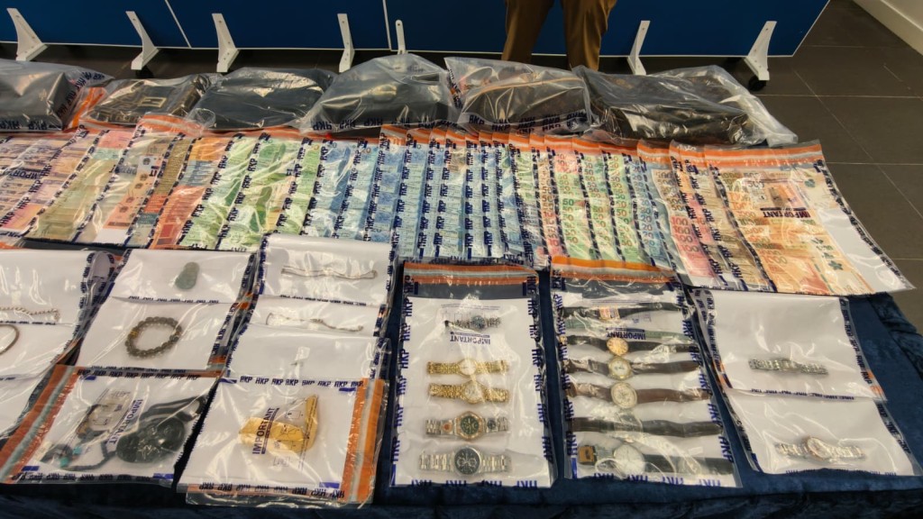 警方起回部份贓物,包括金飾、首飾、手錶及手袋,總值超過60萬元。黃文威攝 警方起回部份贓物,包括金飾、首飾、手錶及手袋,總值超過60萬元。黃文威攝