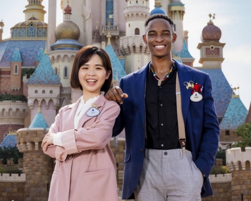 香港迪士尼委任演
藝人員陳麗儀(左)及 Tony Dick (右)為新一任香港迪士尼樂園度假區親善大使。