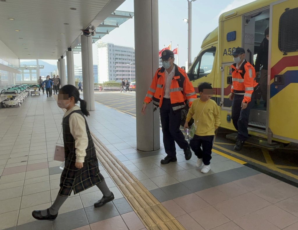 不適的小學生由救護車送院。林思明攝