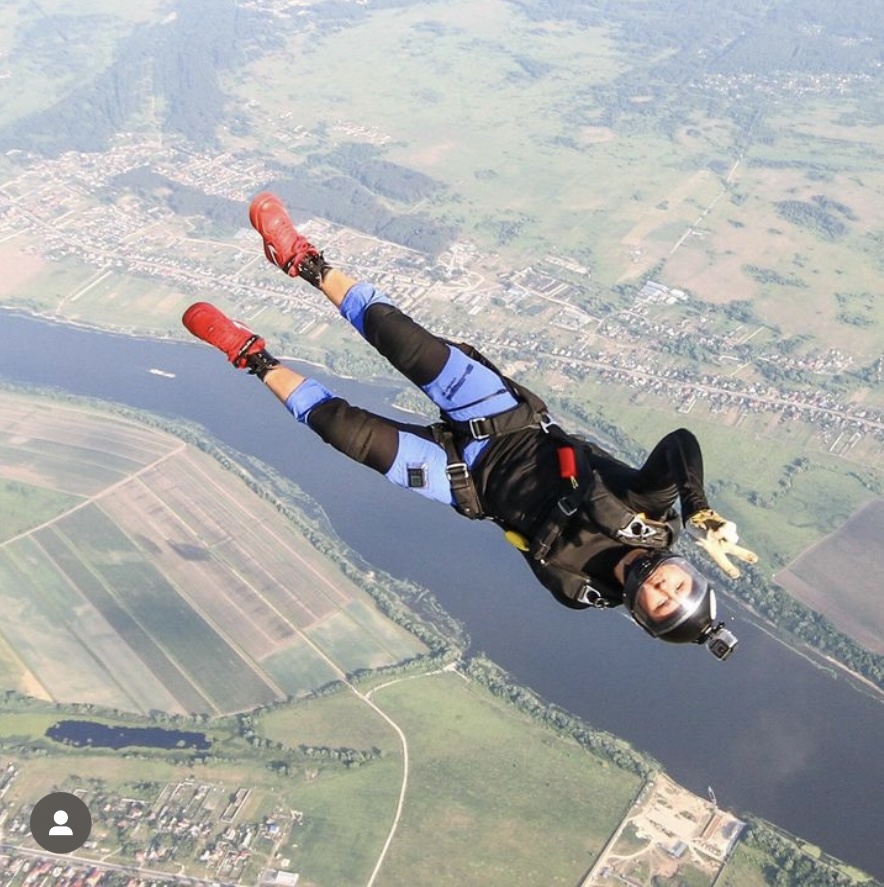 別利亞耶夫是俄羅斯國家跳傘隊成員。 Instagram