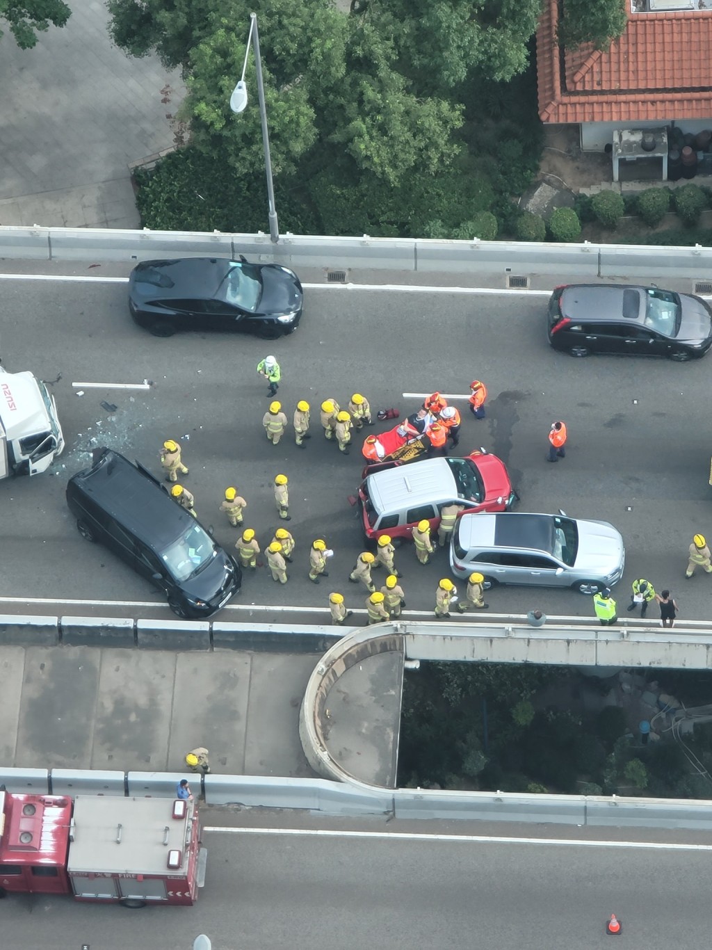 荃湾路6车相撞意外至少6人伤。图片来源:fb马路的事讨论区 Ka Ho 