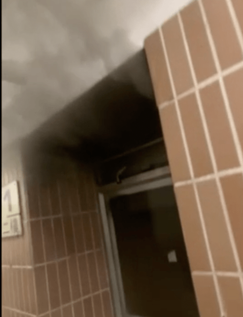 從網上影片可見，濃煙從窗位急湧入走廊。