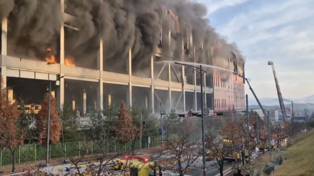 大樓低層完全燒毀。 X@snu0715 大樓低層完全燒毀。 X@snu0715