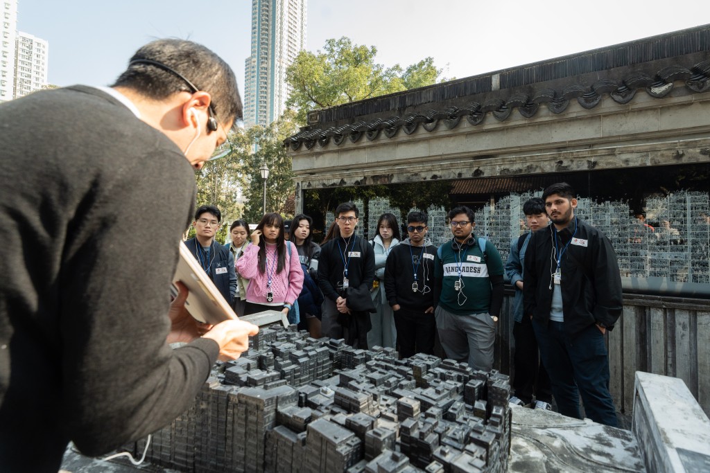 九龍寨城公園擺放了一幅照壁展示城寨清拆前的剖面圖及一座仿照城寨造成的銅鑄模型。