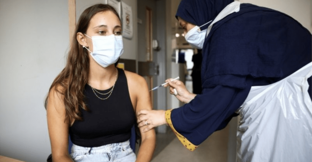 一名英國少女正接受疫苗注射。