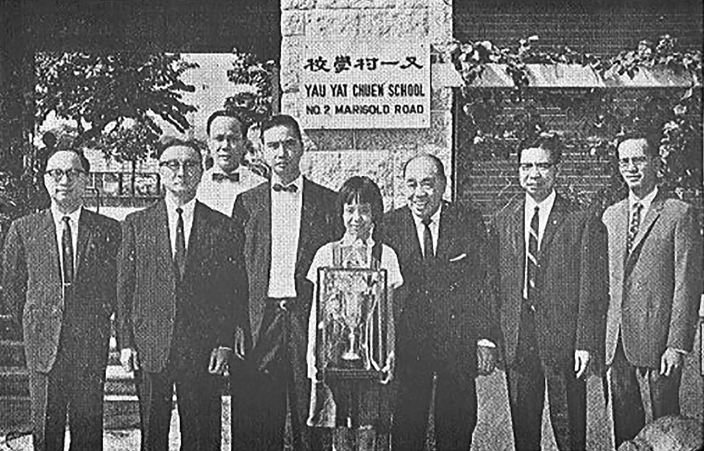 1956年,又一村學校女學生周麗齡(中)在公開考試中取得全港第一名的佳績,不僅令學校聲名遠播,亦是對余達之(右三)及其他校董一直栽培的最大回報。(圖片引用自《余達之路:糖薑大王與戰後香港》第178頁) 1956年,又一村學校女學生周麗齡(中)在公開考試中取得全港第一名的佳績,不僅令學校聲名遠播,亦是對余達之(右三)及其他校董一直栽培的最大回報。(圖片引用自《余達之路:糖薑大王與戰後香港》第178頁)