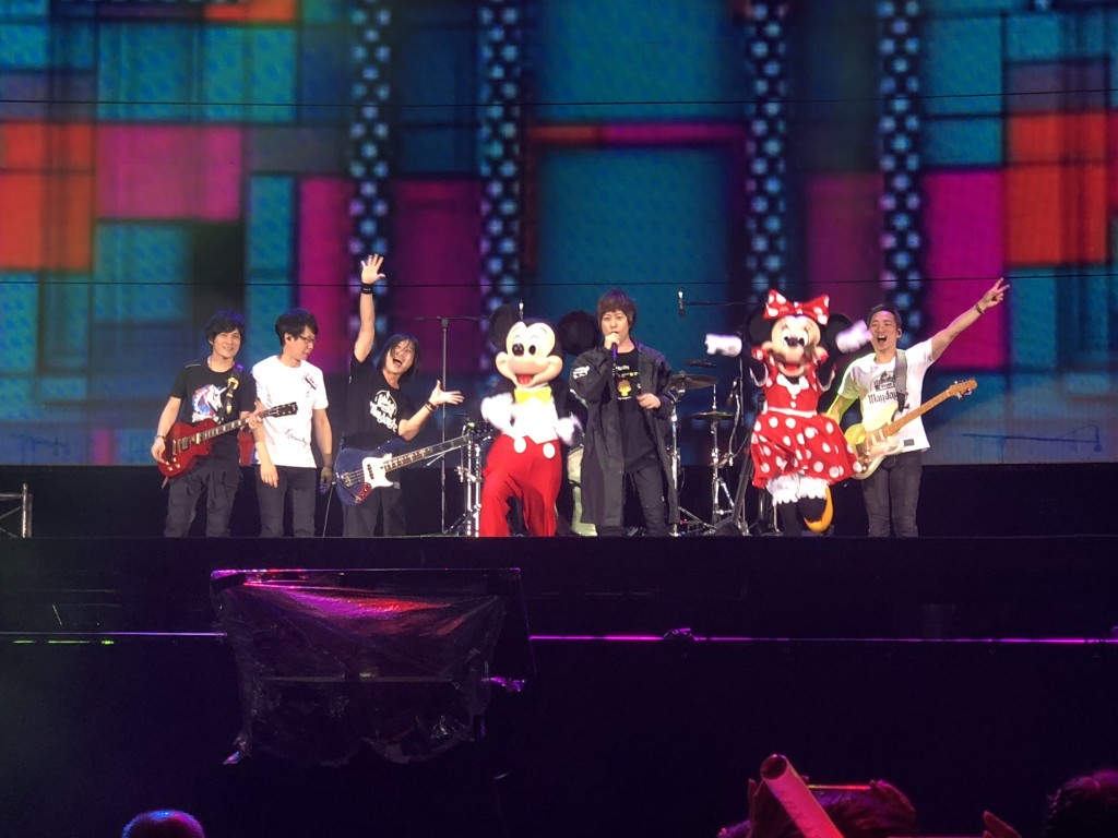 五月天2018年首度在迪士尼樂園露天場地開唱，成為首組在該地方開唱的歌手。