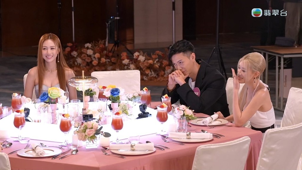 飯局氣氛緊張，何沛珈（Roxanne）與李爾晨（Kyle）、郭珮文（Juliana）各自盤算。