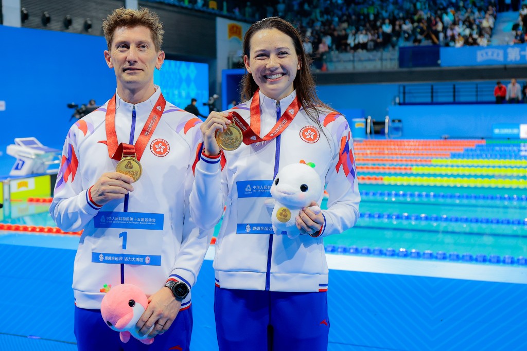 香港「女飛魚」何詩蓓（右）取得兩金兩銅佳績，成為港隊在十五運會賽事獲得最多獎牌的選手。  ​