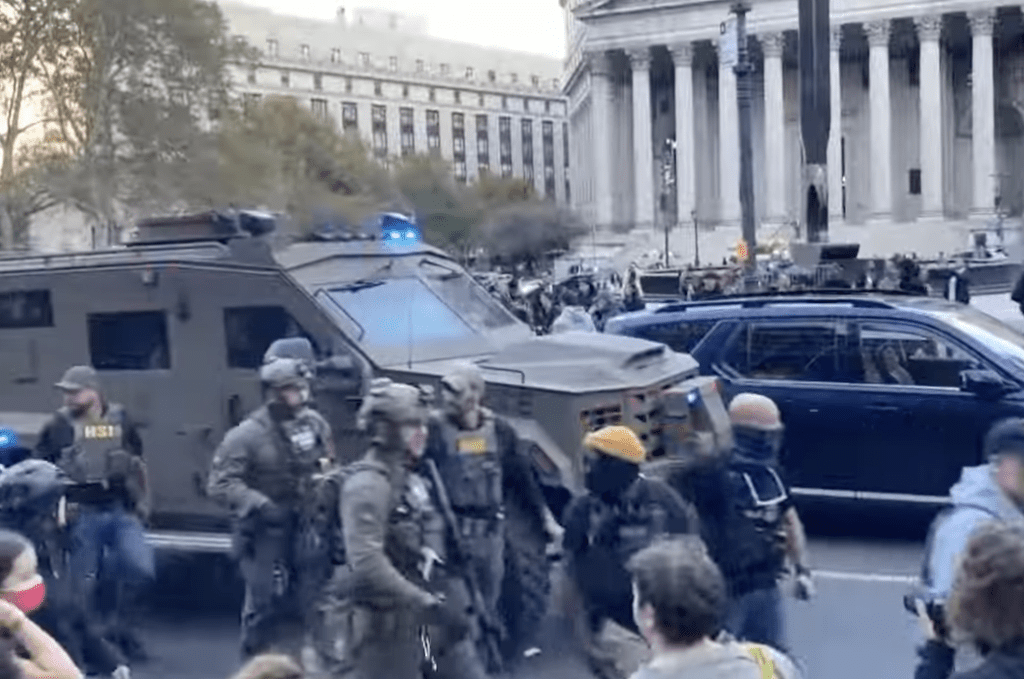 ICE突襲紐約唐人街,拘捕假貨小販引爆混亂。英國《衞報》影片截圖 ICE突襲紐約唐人街,拘捕假貨小販引爆混亂。英國《衞報》影片截圖