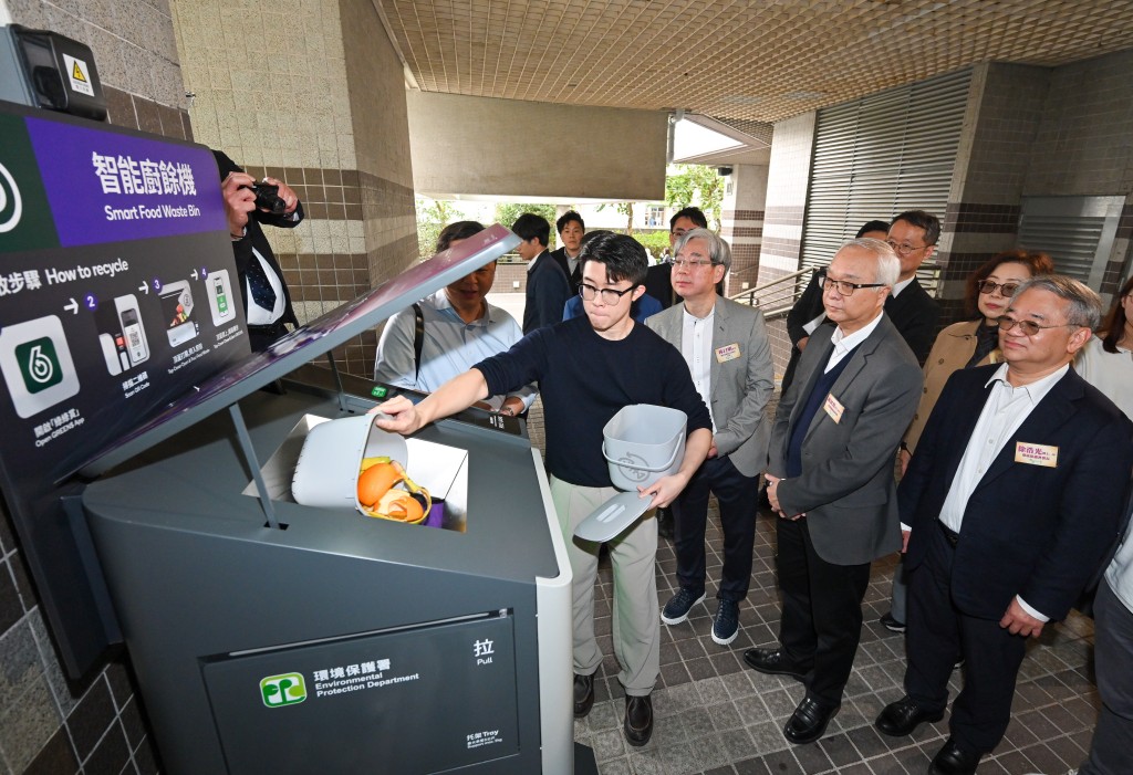 政府2023年推出「私人屋苑智能廚餘回收桶試驗計劃」，為合資格的大型私人屋苑免費提供智能廚餘回收桶。