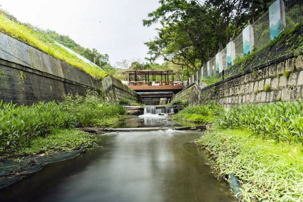 佐敦谷水道去年以「河畔城市」概念完成活化，展現綠化河道、增加公共休憩空間、帶動近水文化等多項設計元素，包括設置「綠化咖啡枱」、太陽能充電裝置等。網誌圖片