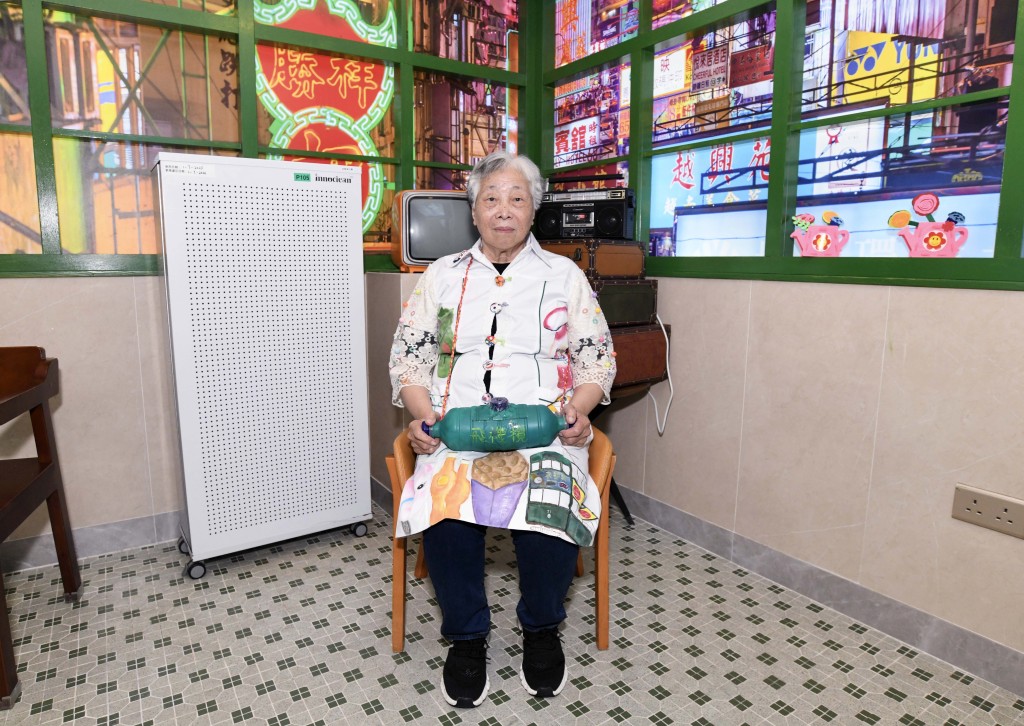 代表松齡(萬年)護老中心的作品「承載」獲頒「最有創意的環保時裝作品」獎。作品由容婆婆與院友合力完成改造。 代表松齡(萬年)護老中心的作品「承載」獲頒「最有創意的環保時裝作品」獎。作品由容婆婆與院友合力完成改造。