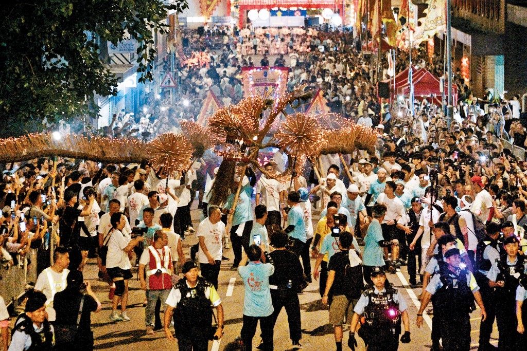 有過百年歷史的「大坑舞火龍」活動，昨起一連3晚舉辦。