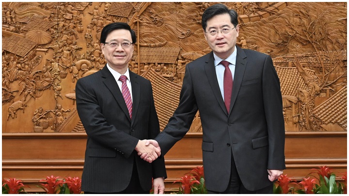 國務委員兼外長秦剛(右)在北京會見到訪的行政長官李家超(左),就涉港外交工作交換意見。政府新聞處圖片