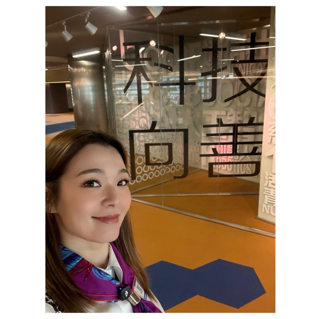 呂慧儀在「科技向善」標語前留影,似乎與其教育中心理念不謀而合。 呂慧儀在「科技向善」標語前留影,似乎與其教育中心理念不謀而合。