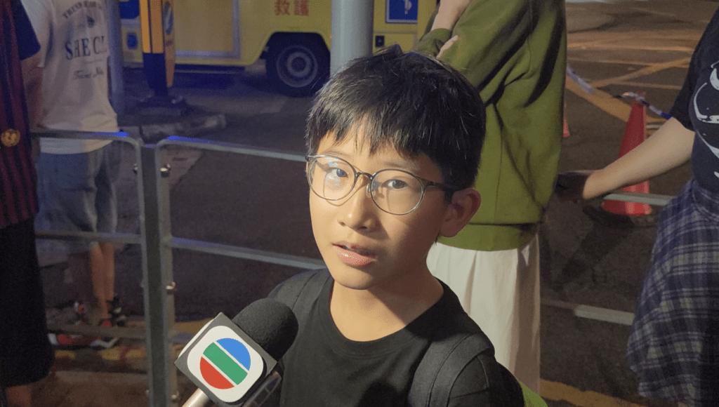 住在建煌華廈4樓的陳氏小姊弟憶述,在大廈內嗅到「好大陣(煙)味」,並見到消防爆門。黎志偉攝 住在建煌華廈4樓的陳氏小姊弟憶述,在大廈內嗅到「好大陣(煙)味」,並見到消防爆門。黎志偉攝